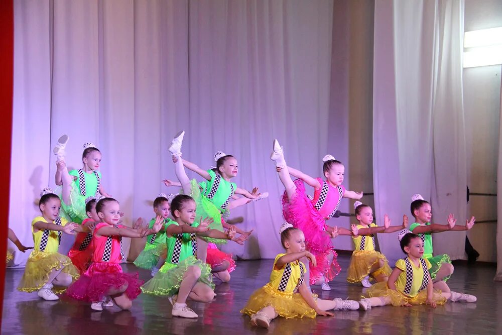 танец улыбок в детском саду