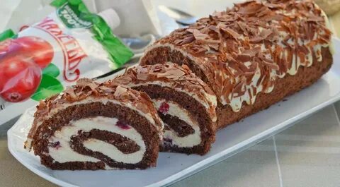 Рулет с шоколадной глазурью