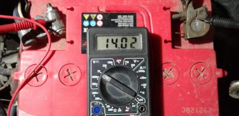 Как понять что генератор не заряжает. Замер напряжения генератора скутер. Схема контрольной лампы зарядки аккумулятора ваз 2109. Контрольный датчик заряда аккумулятора на генераторе фф3. Генератор 2110 b+ d w.