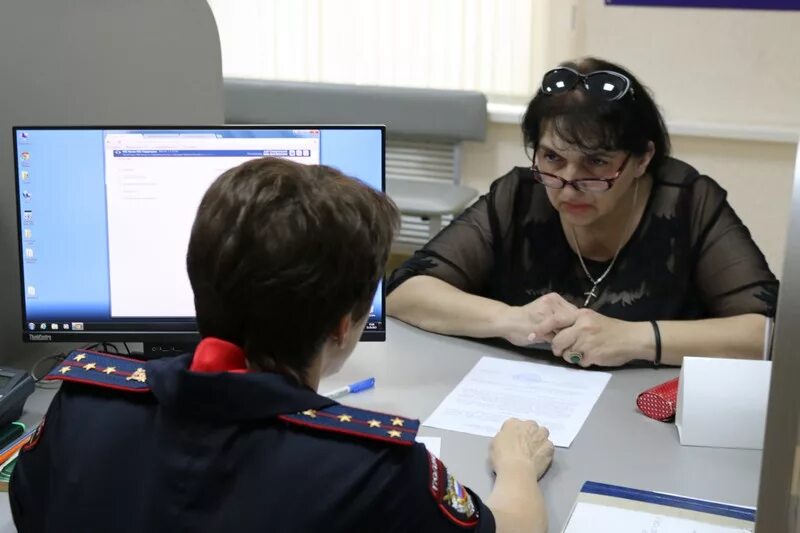 Миграционная служба полиции. Сотрудники по вопросам миграции. Подразделения по вопросам миграции. Сотрудник миграционной службы. Отдел миграции МВД.