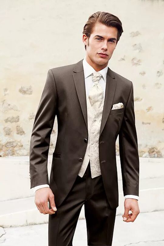 скромный костюм. дэвид ганди жених. летний костюм жениха. мужчина в белом. стильный мужчина в костюме.