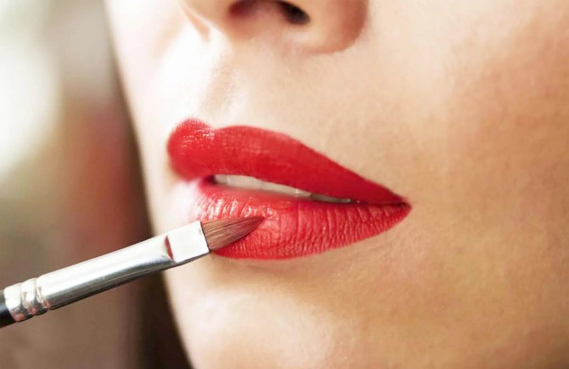Девушка с накрашенными губами. Губы с красной помадой. Красить губы песня. Девушка красит губы. Девушка с матовой помадой.