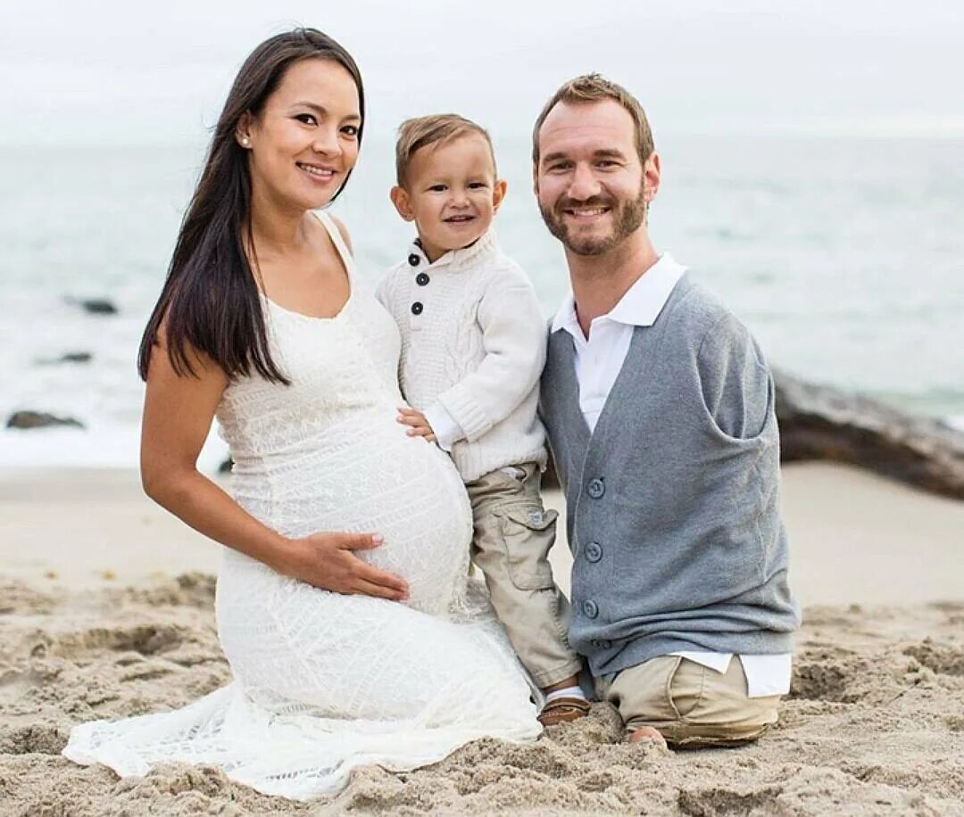 Жен ник. Ник вуйчич с семьей. Ник вуйчич с семьей 2021. Ник вуйчич с семьей. Ник вуйчич с женой.