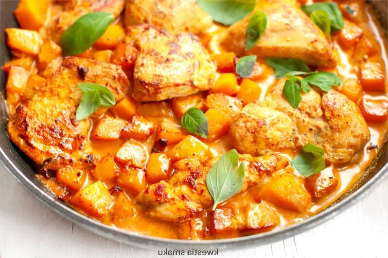 Как приготовить тыкву с курицей. Kurczak curry. тыква с курицей. курица тушеная с тыквой. куриное филе с тыквой.