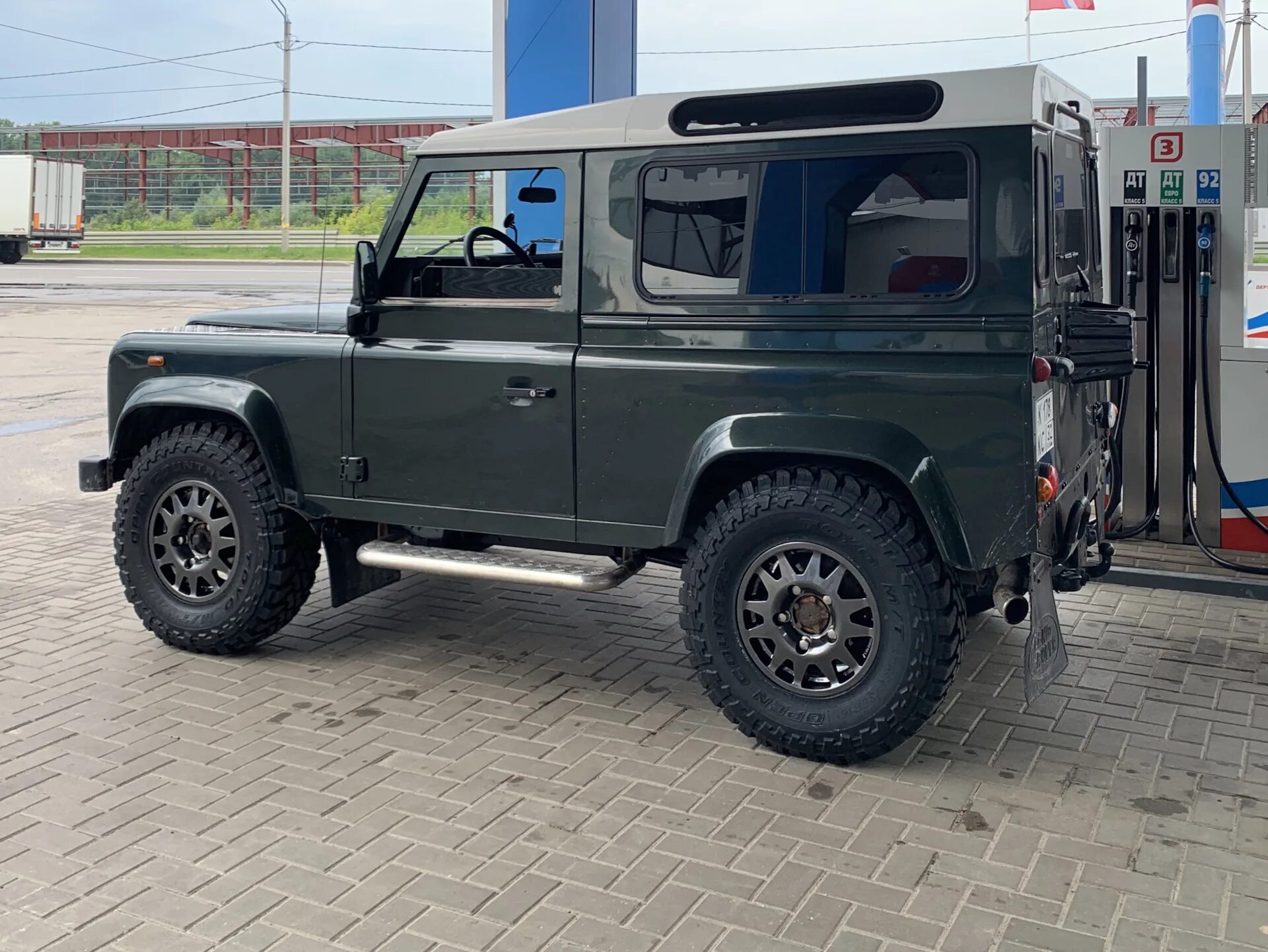 Колеса defender. Диски ленд Ровер Дефендер. Диски Defender 110. Land Rover Defender диски. Диски на ленд Ровер Дефендер 90.