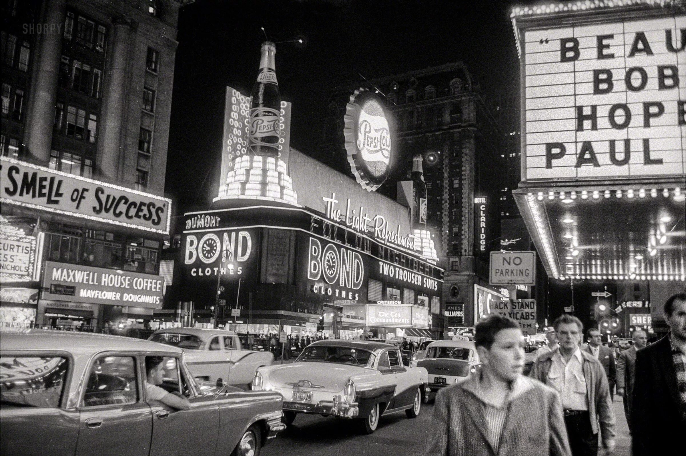 They live in new york. Нью-Йорк Таймс сквер. Нью Йорк 1950 год Бродвей. Нью Йорк 1957 года. Нью-Йорк Таймс сквер в 1957.