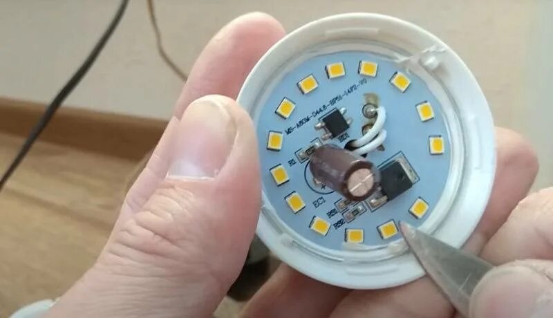 Ошибка светодиодных ламп. Отремонтировать светодиодную лампу 220 вольт. Разбираем светодиодную лампу 220 вольт. Ремонтируем диодную лампочку 220 вольт. Отремонтировать диодную лампочку на 220 вольт.