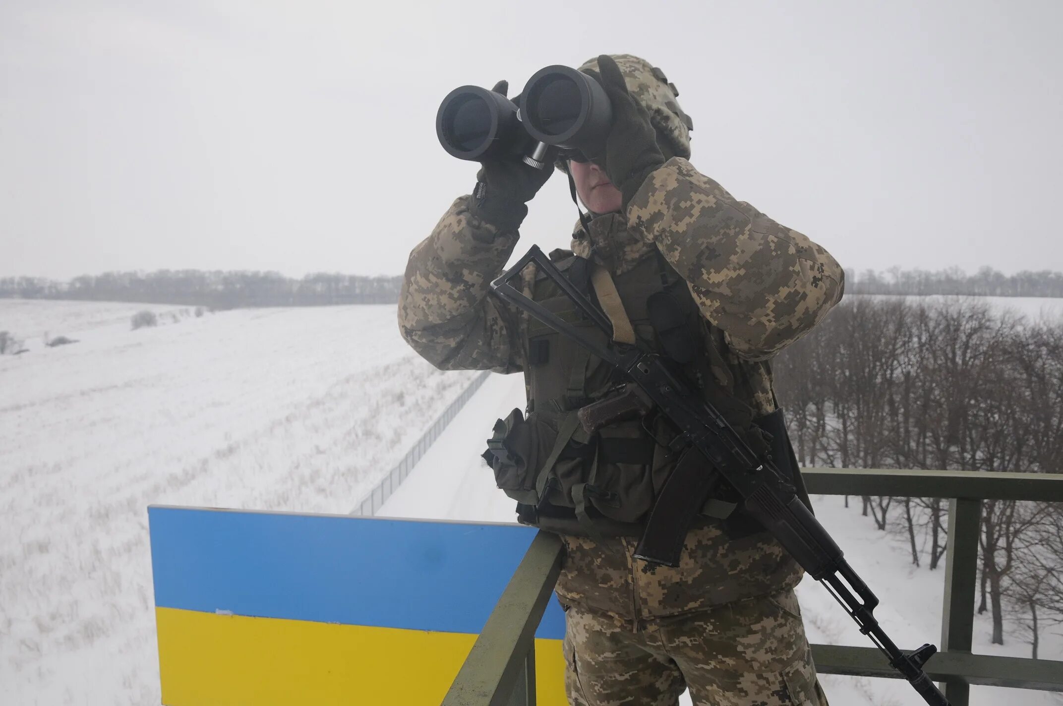 Пограничники Украины. Украинские пограничники. Пограничник с биноклем. Нападение сегодня на границе