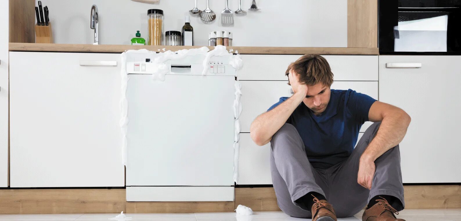 Облегчить быт. Бытовая техника стоковое фото. reasons your home appliance keeps breaking down.