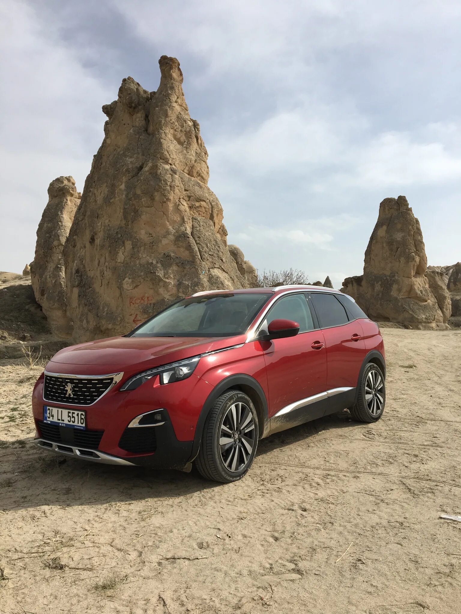 3008 в реальной жизни. Peugeot 3008. Пежо 3008 2022. Ситроен 3008 кроссовер. Пежо 3008 и Мазда сх9.