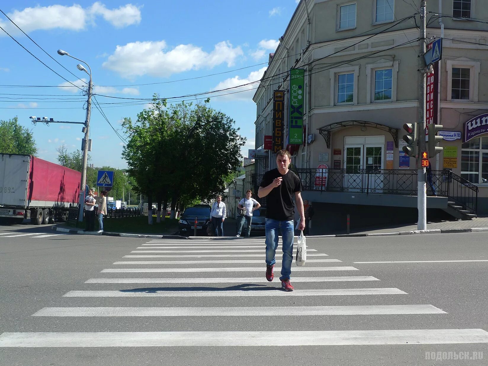Светофор для людей. Человек переходит дорогу. Человек переходит на красный свет. Светофор для пешеходов. Переход на красный пешеход