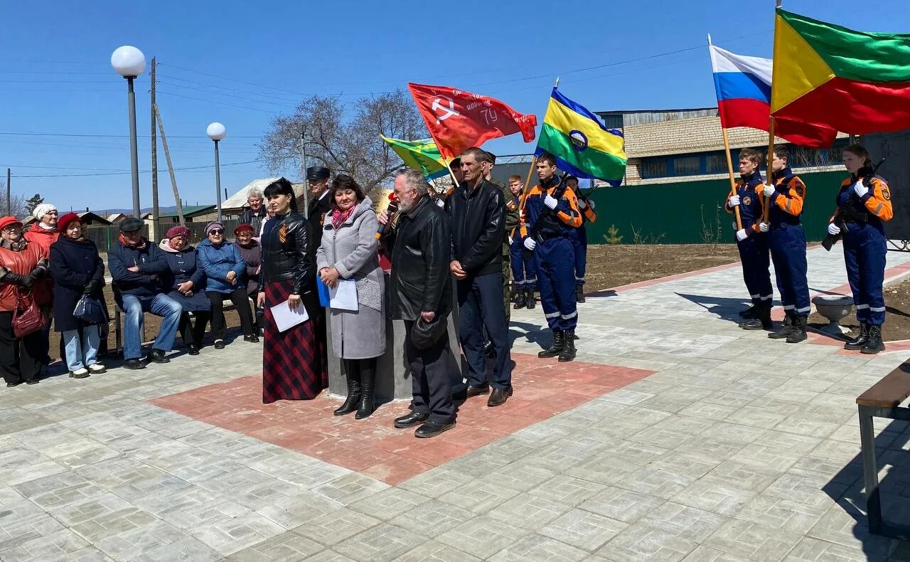 Школа в селе Улеты. Открытие памятника в селе улёты. Улёты Забайкальский край 2007. Село Улеты. Погода улеты забайкальский край на 10