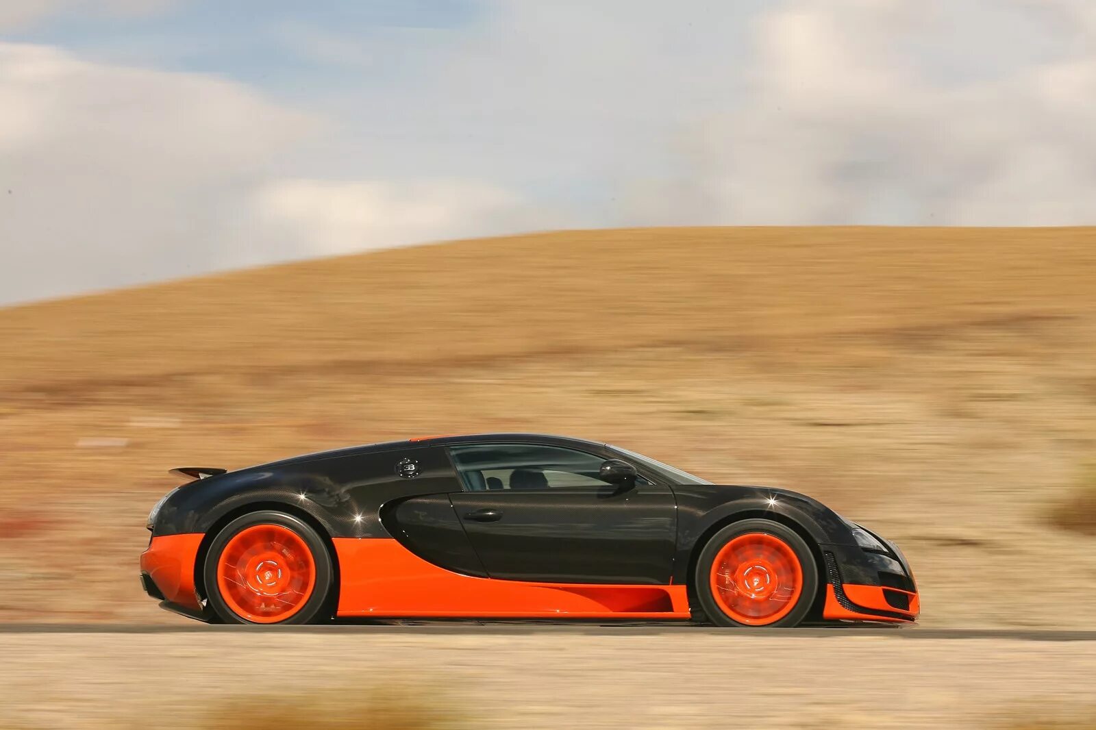 Машина быстрее бугатти. Bugatti Veyron 16.4 super Sport 2010. Bugatti Veyron 16.4 super Sport World record. Bugatti Veyron 16.4 super Sport Black.