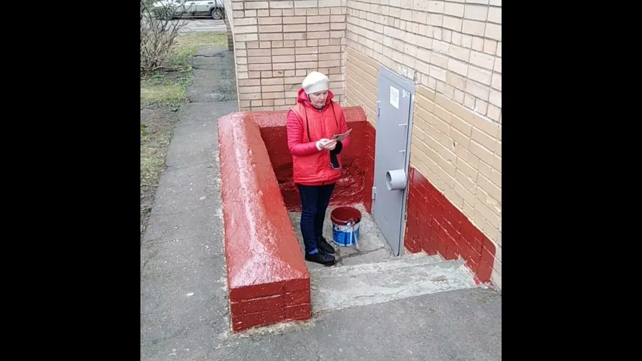 Покрасить подъезд. Маляр в подъезде. Краска жилищник. Жилищник в подъезде. Краска жилищник.