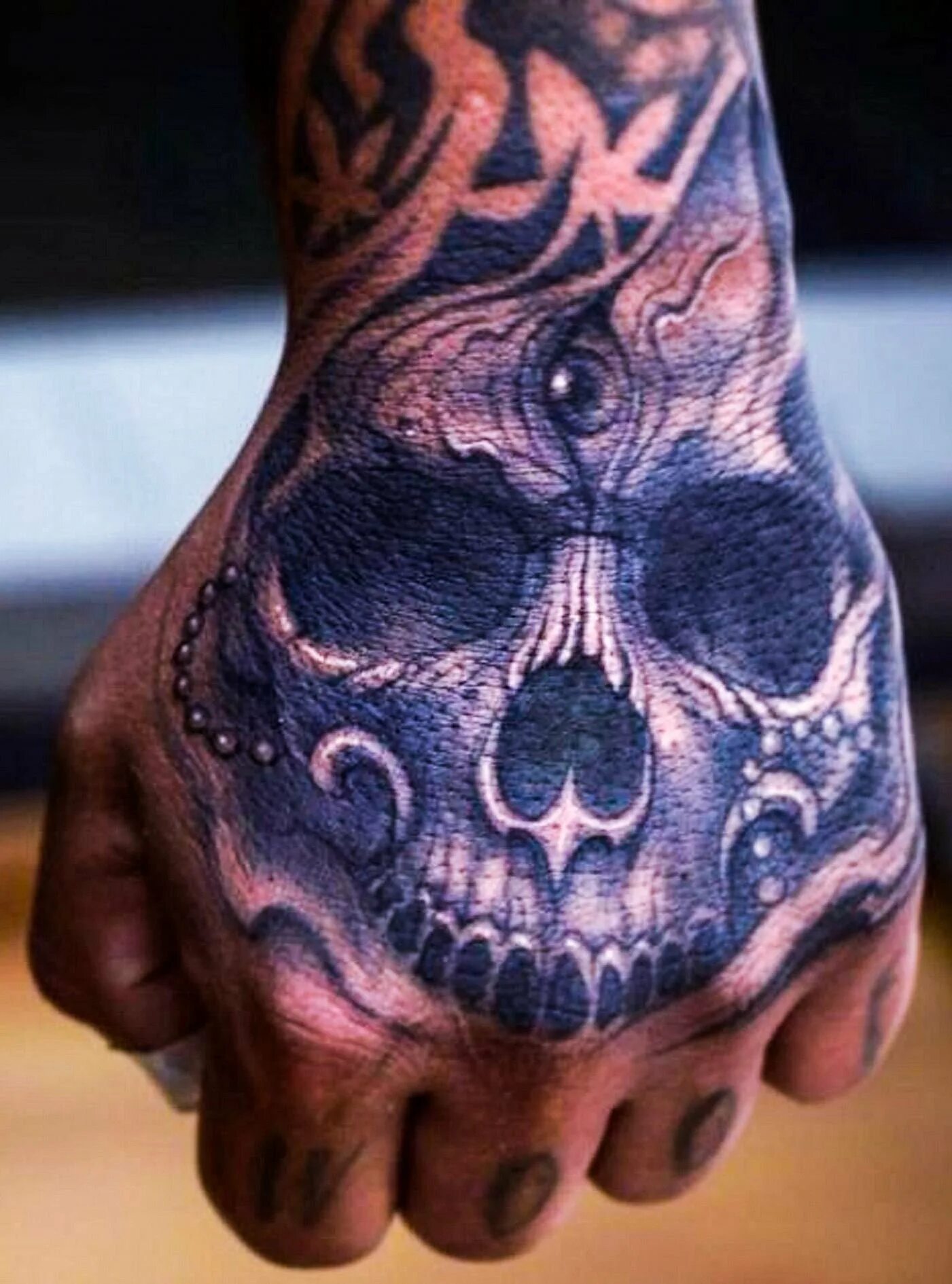 Татуировки на кисть мужские. Блэкворк на кисть руки. Тату на кисть для мужчин. Тату на кисть руки для мужчин. Красивые тату на кисть для мужчин.