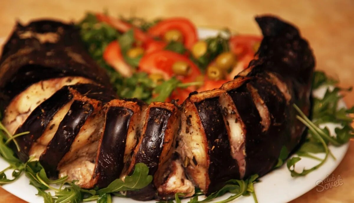 сом запеченный в духовке. сом запеченный целиком в духовке. как запечь сома в духовке целиком. налим в духовке целиком. сом запеченный целиком в духовке.