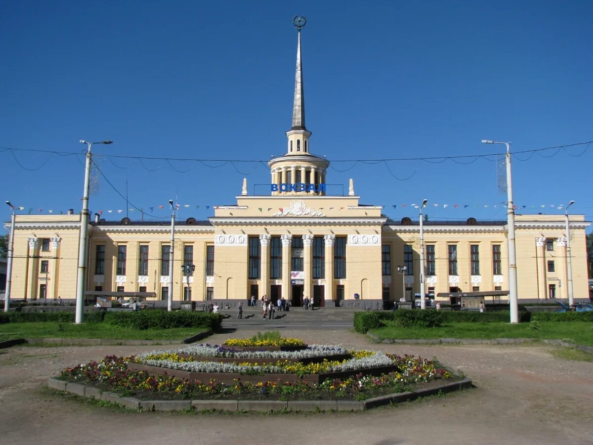 Петрозаводск здание вокзала. Железнодорожный вокзал 1955 петрозаводск. Поезд зимой. Поезд. Жд вокзал петрозаводск 2022.