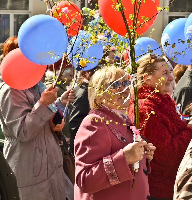 Праздники в мае в школе. Парад 1 мая. Атрибуты 1 мая. 1 Мая праздничное шествие. 1 Мая праздник в России.