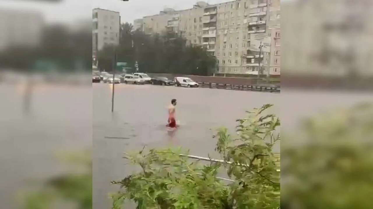 Перепутаны в москве. Перепутаны в москве. Перепутаны в москве. Мерседес на улице школьная за забором. Перепутаны в москве.