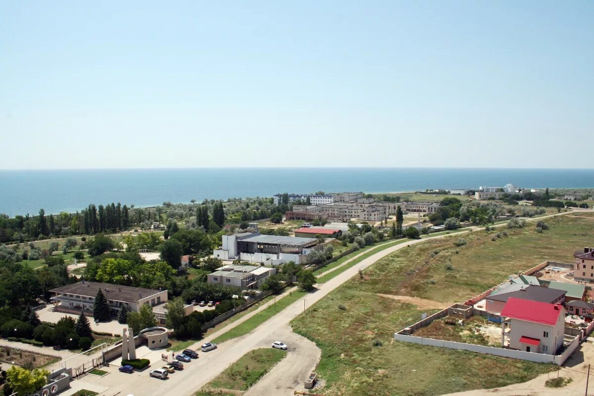 Поселок городского типа заозерное. Посёлок заозёрное евпатория. поселок заозерный крым. поселок заозерье евпатория. заозерка евпатория.