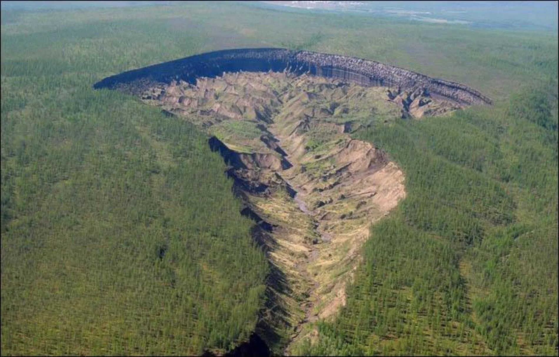 Самое большое место. Якутия Батагайский кратер. Сибирский кратер Батагайка. Батагайский разлом Якутия. Термокарстовая котловина Батагайка.