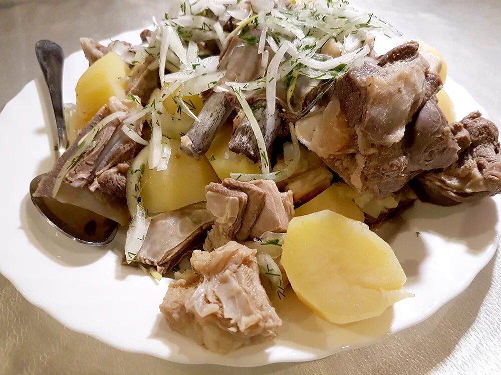 Мясо в луке как называется