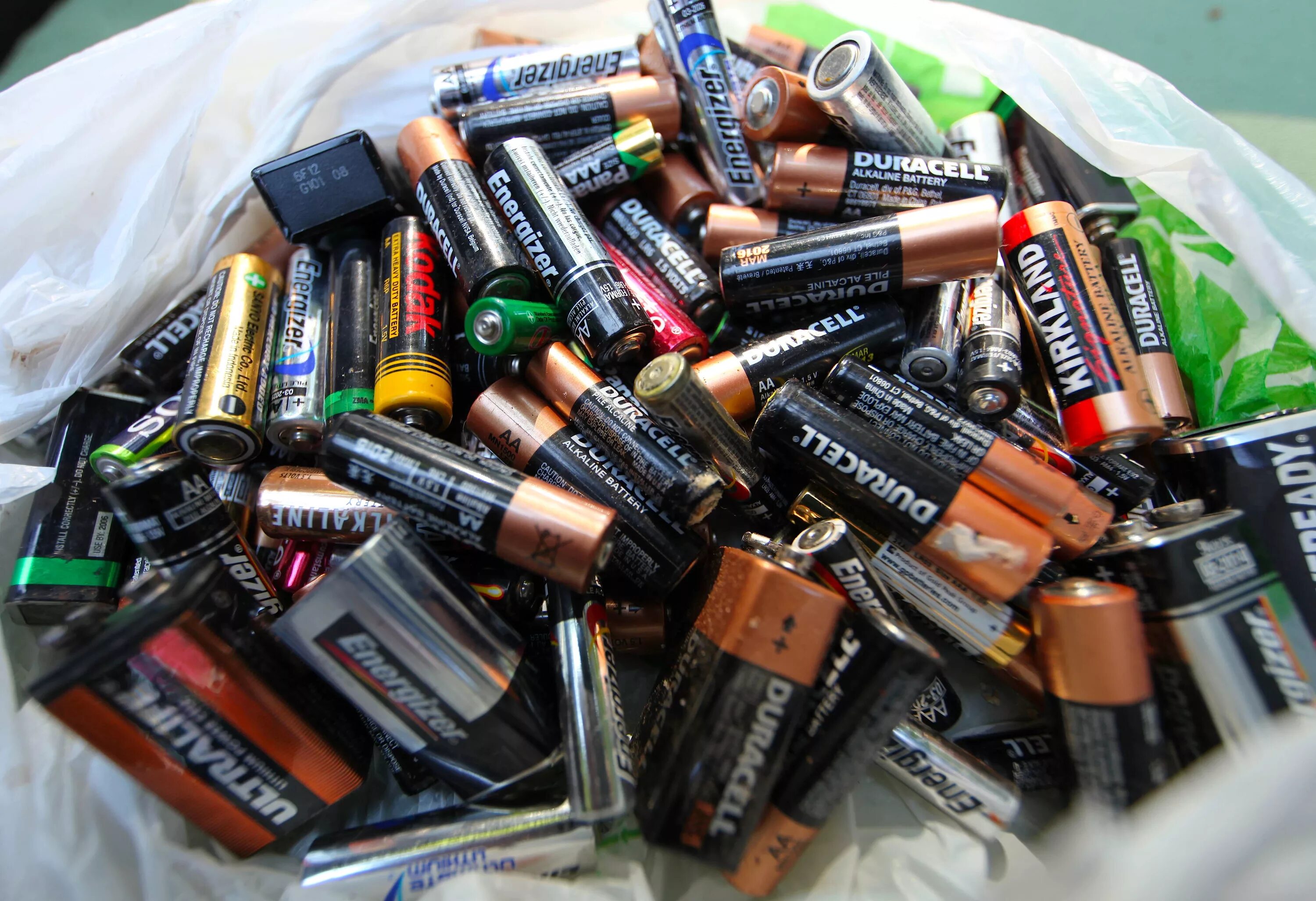 Какие там батарейки. Батарейки. Много батареек. Отработанные батарейки. Батарейка красивая.