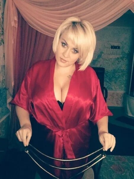 Hot mom vk. Зрелая богатая. Богатая взрослая женщина. Зрелая русская блондинка.