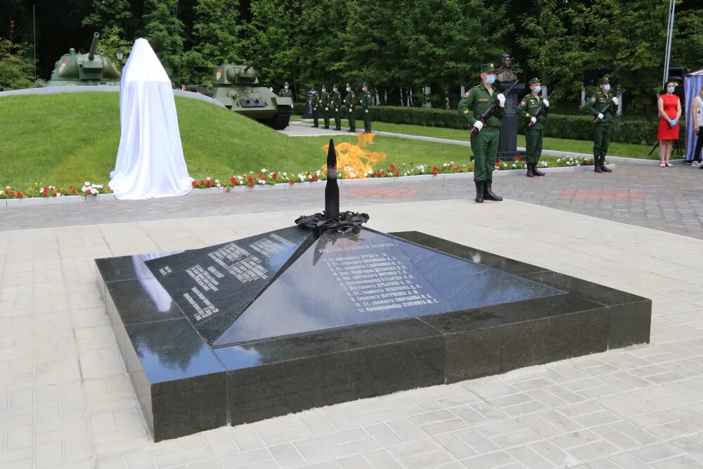 Мемориальный комплекс танкистам-первогвардейцам. Танк т34 в тирасполе. Орловская область деревня первый воин. Мемориал танкистам. Т 34 тирасполь.