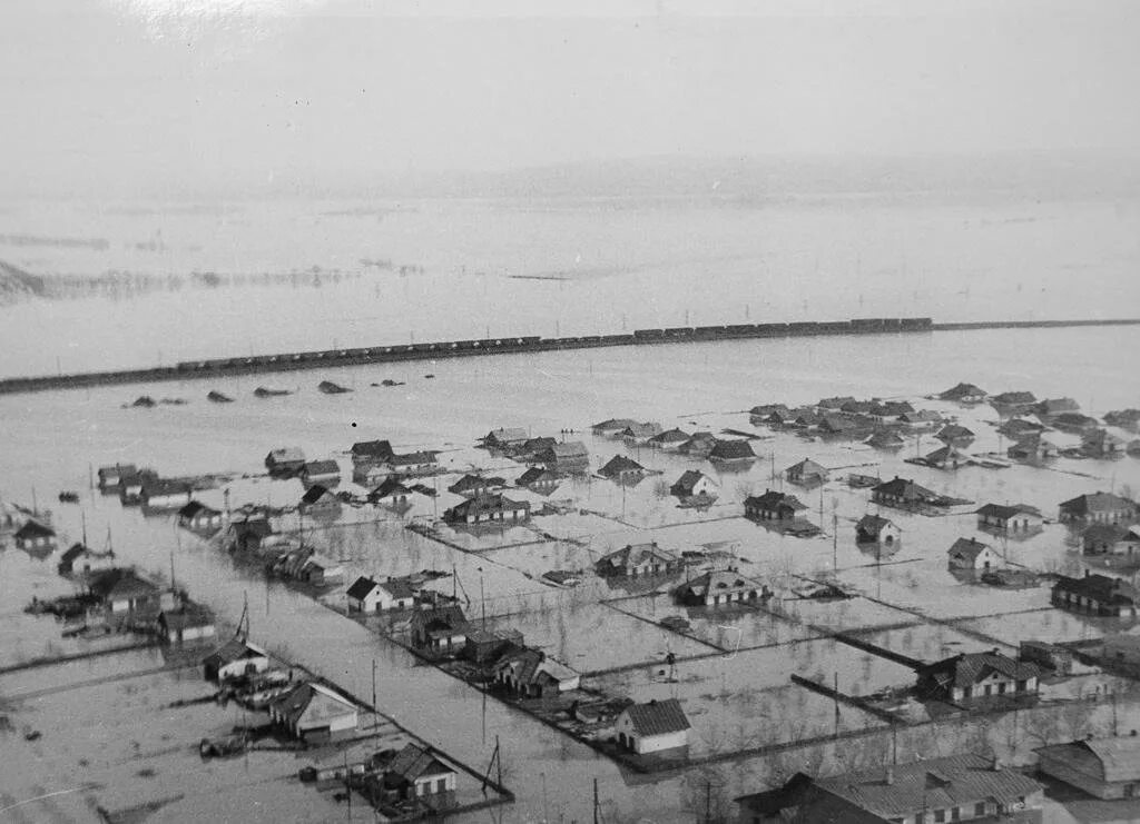 Какие улицы затопила в городе орске. Наводнение в Орске в 1957. Орск 1957 наводнение в Орске. Оренбург наводнение 1942 года. Паводок в Орске 1957.