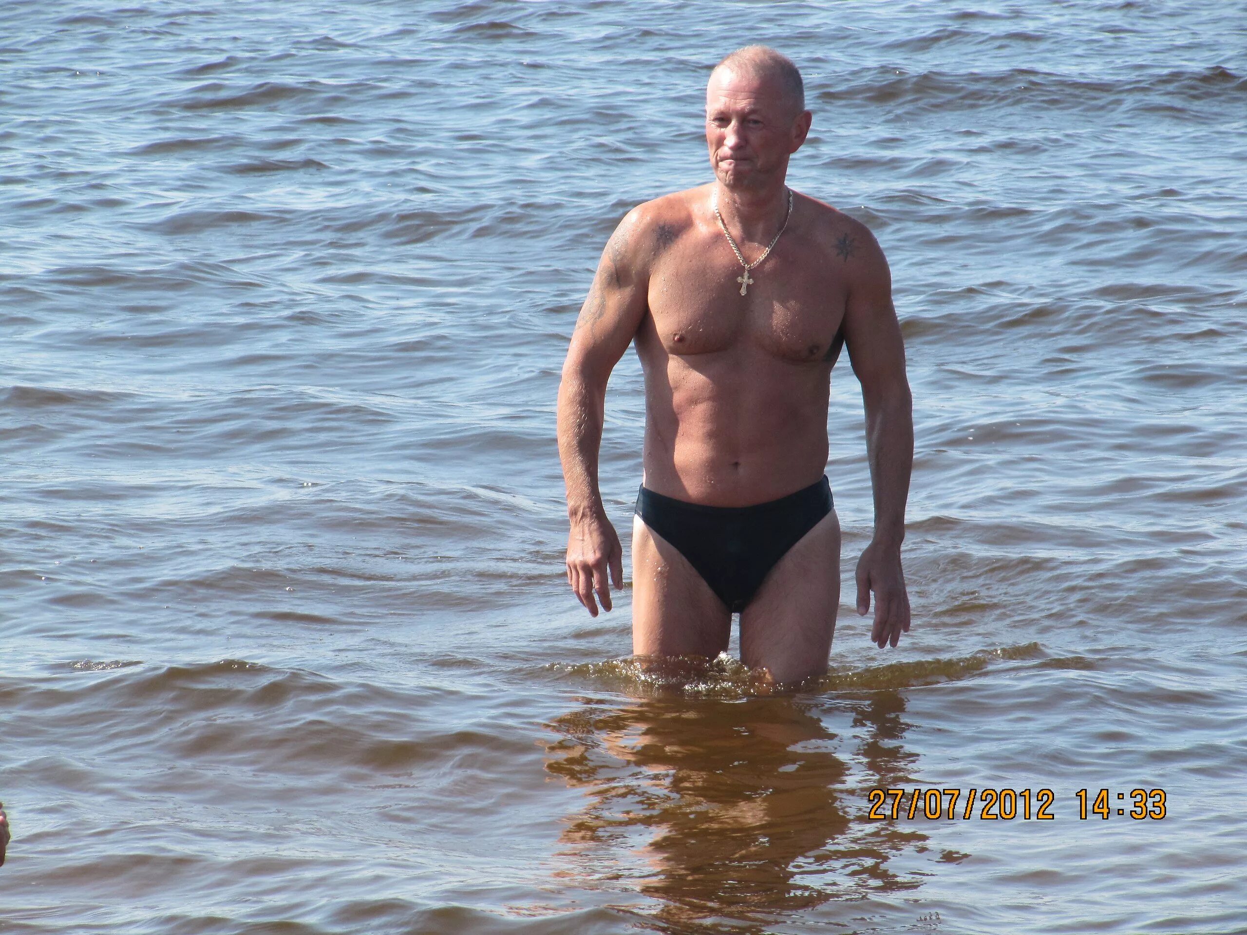 Гол за пятьдесят. Мужчина 50 лет на пляже. Мужчина 45 лет на пляже. Мужчина 40 лет на пляже. Мужчина 60 лет на пляже.