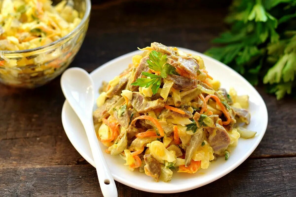 Куриный желудок рецепт вкусный салат. Салат из куриных желудочков. Куриный желудок рецепт вкусный салат. Салат из пупков куриных. Салат из кур желудков самый вкусный.