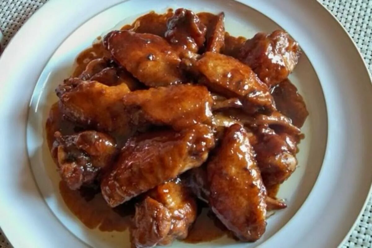 Курица в кока коле. Курица в коле рецепт. Курица с колой. Куриные крылышки в кока коле. Курица с колой.