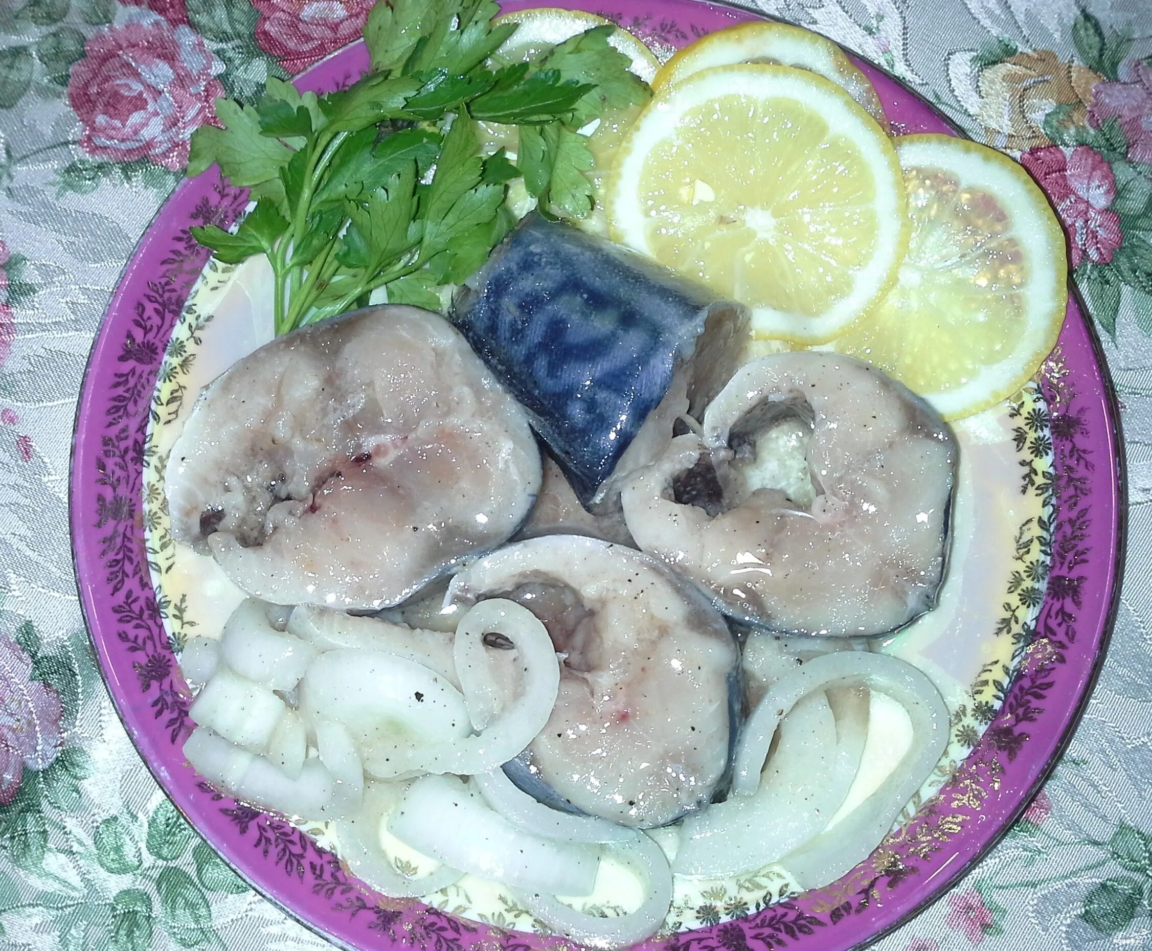 скумбрия пряного посола. скумбрия соленая с луком. малосольная скумбрия пряного посола. скумбрия соленая в банке с овощами. скумбрия кусочками с луком и маслом.