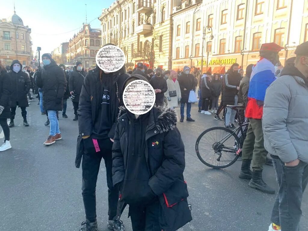 Митинг подростков. Несовершеннолетние на митинге. Массовое шествие подростков. Митинг Владивосток Навальный.