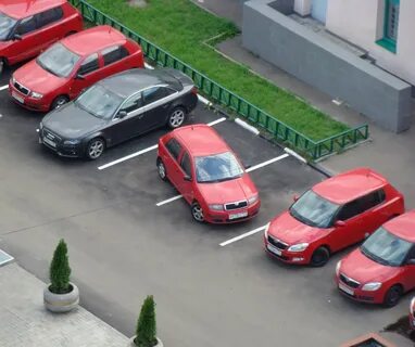 Парковка между двумя автомобилями.