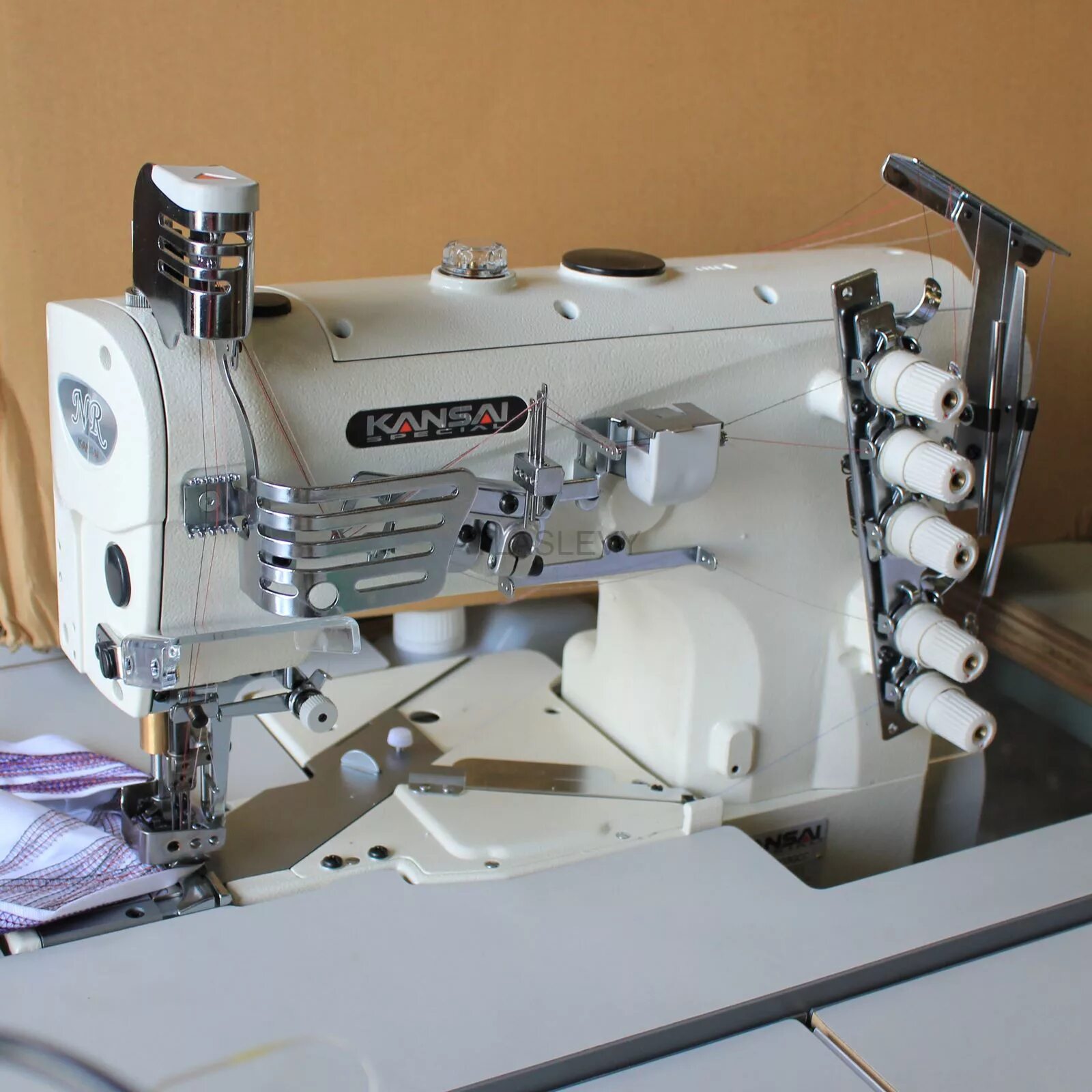 Швейные машины для производства. Плоскошовная рукавная машинка Кансай. Швейная машинка Kansai. Kansai Special Nr-9803gpmd 7/32 5.6мм. Промышленная швейная машина Jack a2s.