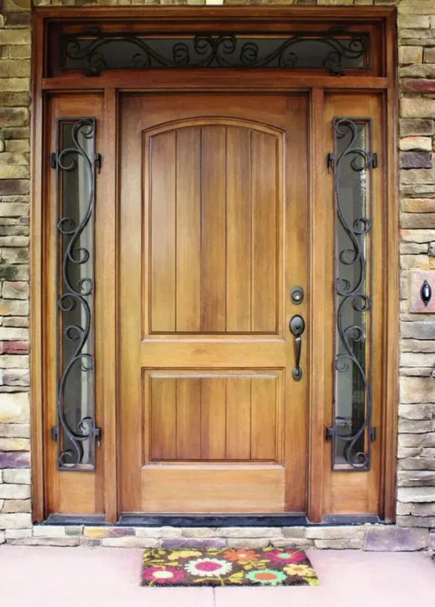 Купить дверь деревянную входную в дом. Белышево входные деревянные двери. Деревянная дверь. Дверь уличная. Двери в деревянном доме.