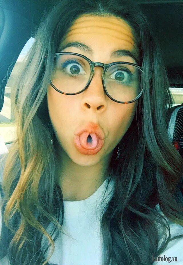 Смешные картинки с девушками. Смешные девушки. Самое смешное про девушек. Кортни стодден 18. Сумасшедшие девушки.