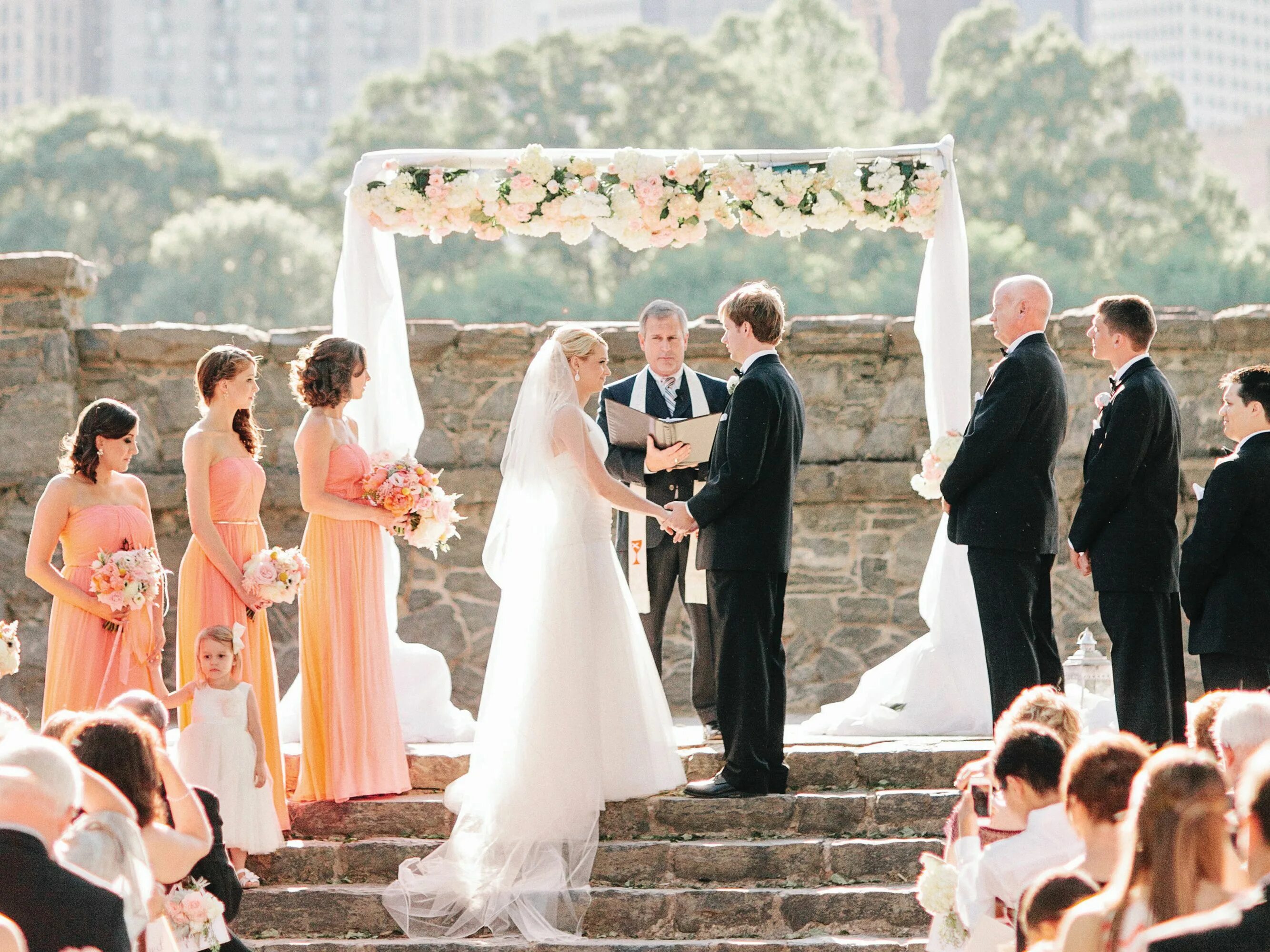 Церемония со. Жених и невеста у алтаря. Свадьба у алтаря. Свадебная церемония в Америке. Невеста у алтаря.