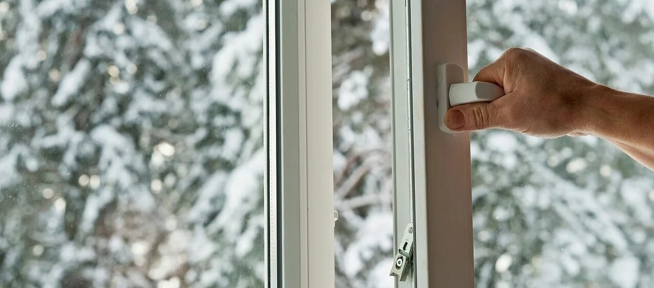 Открытое пластиковое окно. Зимнее закрытие пластиковых окон. Зимние пластиковые окна. Зимнее закрытие пластиковых окон. Окна deceuninck зимний режим.