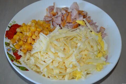 Салат с копченой курицей и кукурузой