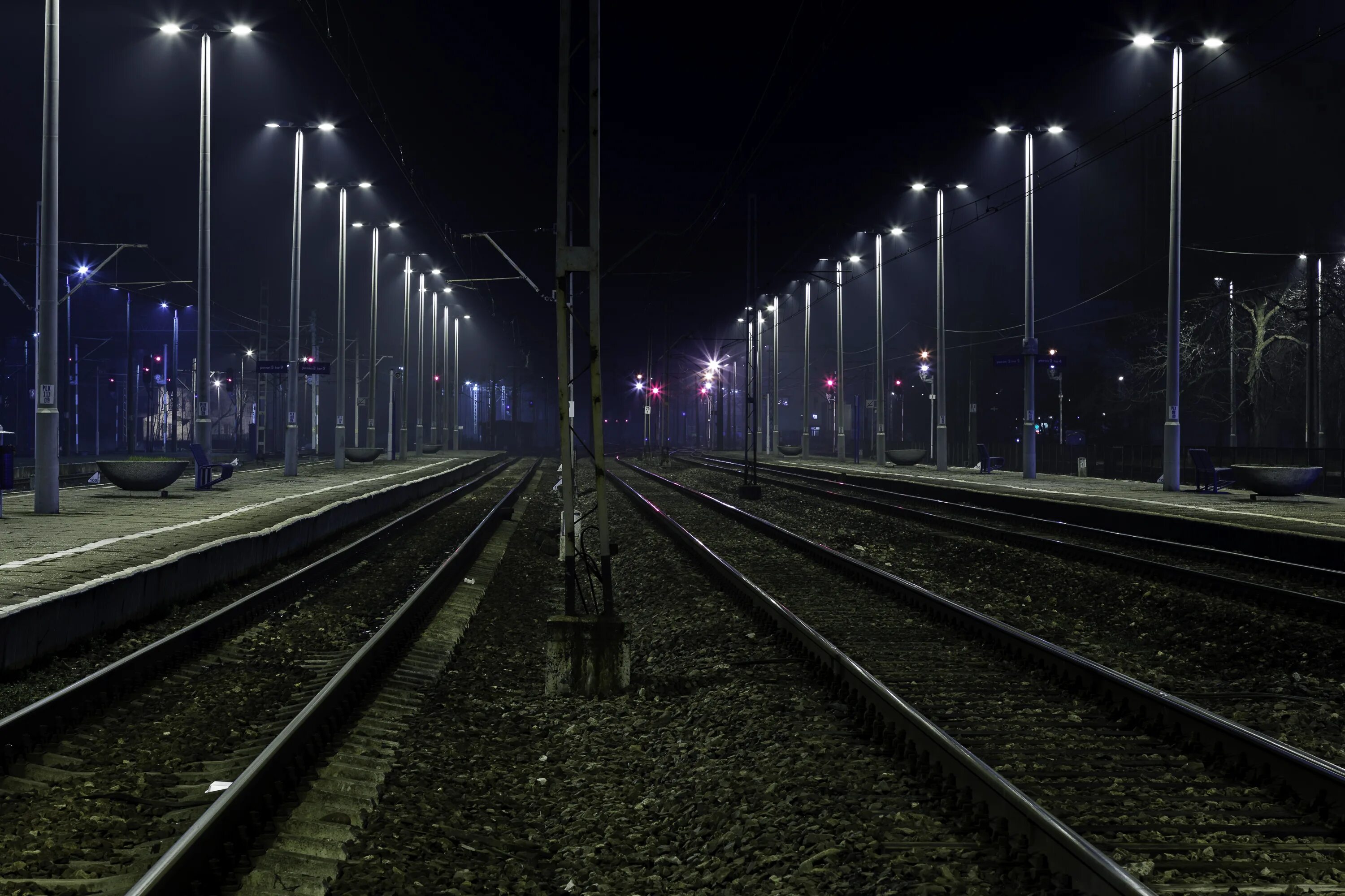 Поезд в темноте. Ночной поезд. Железная дорога ночью. Поезд ночью. Путь ночь.