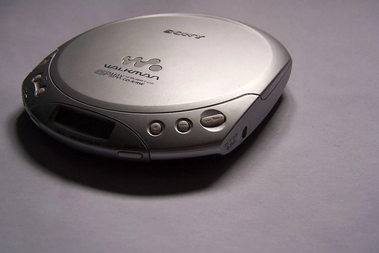 Е плеер. CD плеер Sony Walkman из 90. СД плеер сони Волкман. Плеер Walkman Sony 1995. CD Player Sony Walkman.