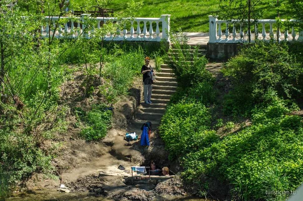 Горячий ключ купание. Горячий ключ сероводородные ванны. Сероводородный источник горячий ключ. Горячий ключ поселок Октябрьский. Город горячий ключ сероводородные источники.