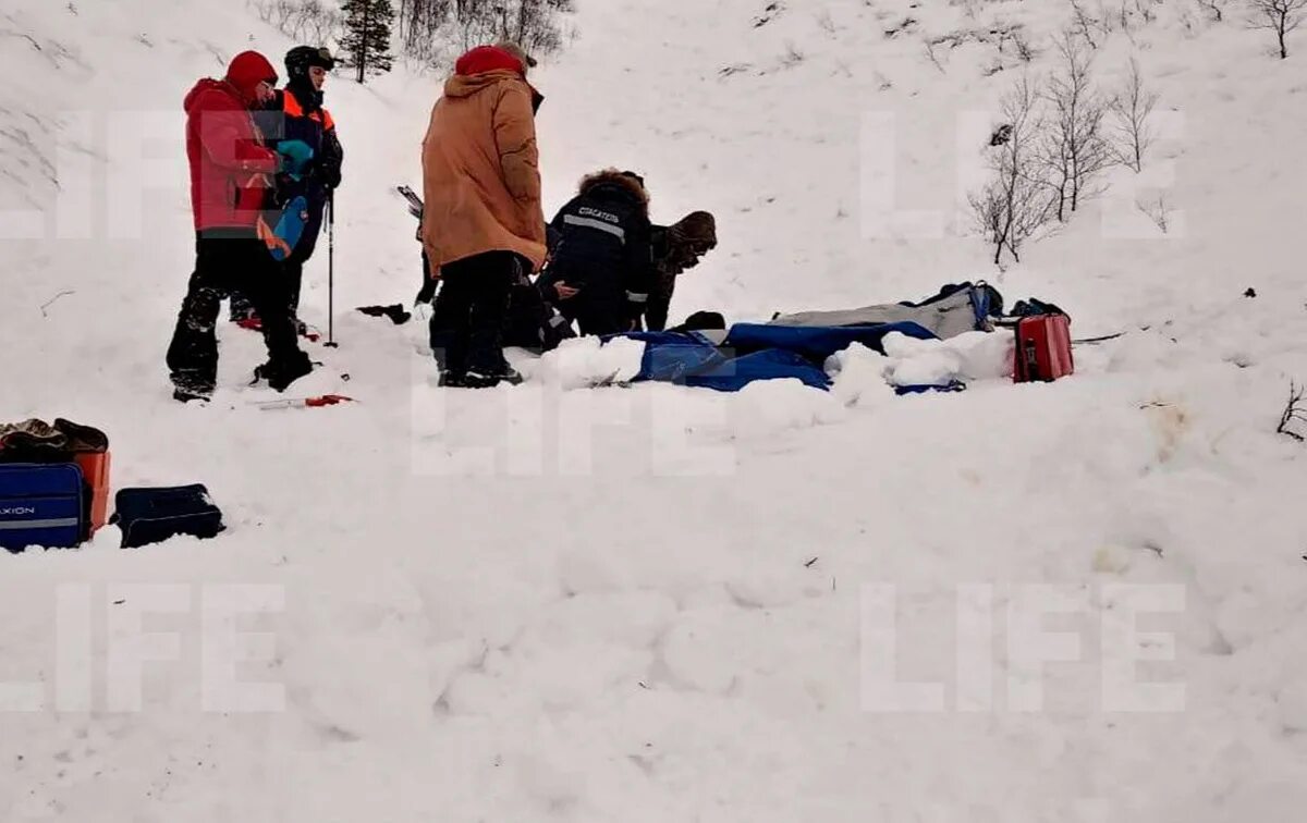 Сноубордист на убитом склоне. Оползни в хибинах. Трагедия в хибинах 8 января 2024. Трагедия в хибинах. Алена рогачева трагедия в хибинах.