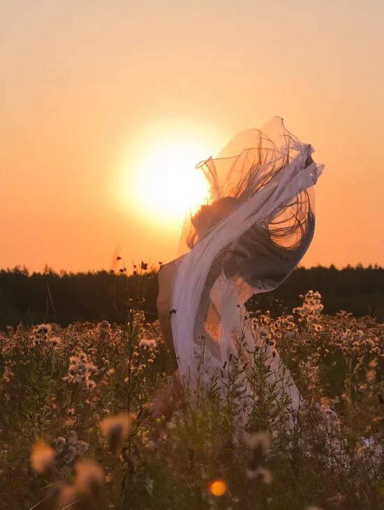 Рассвет. Фотосессия на рассвете. Солнце любовь. Девушка в лучах солнца. Девушка в поле на закате.