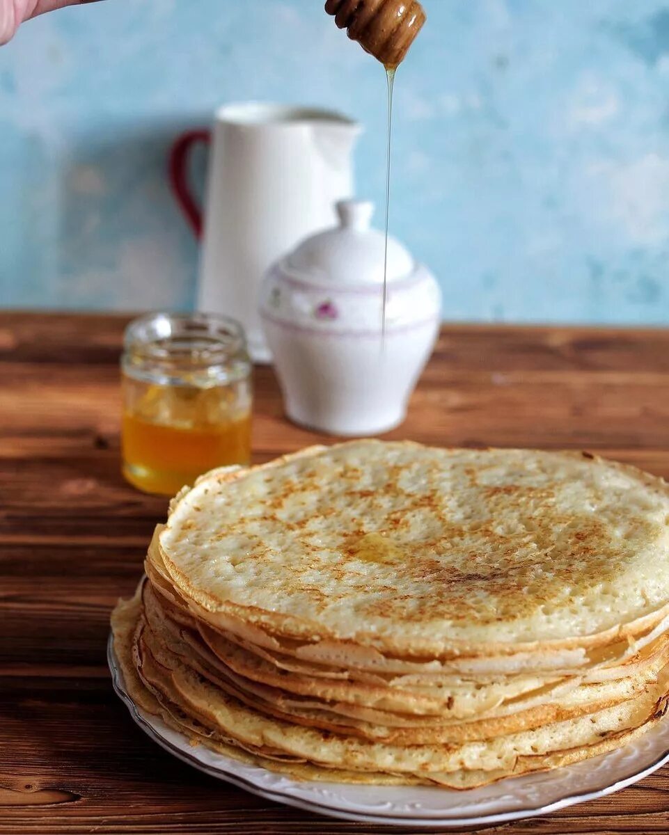 блины и оладьи. блинные оладушки. блины на молоке. мини панкейки на молоке. блины и оладьи.
