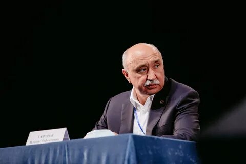 Директор представил