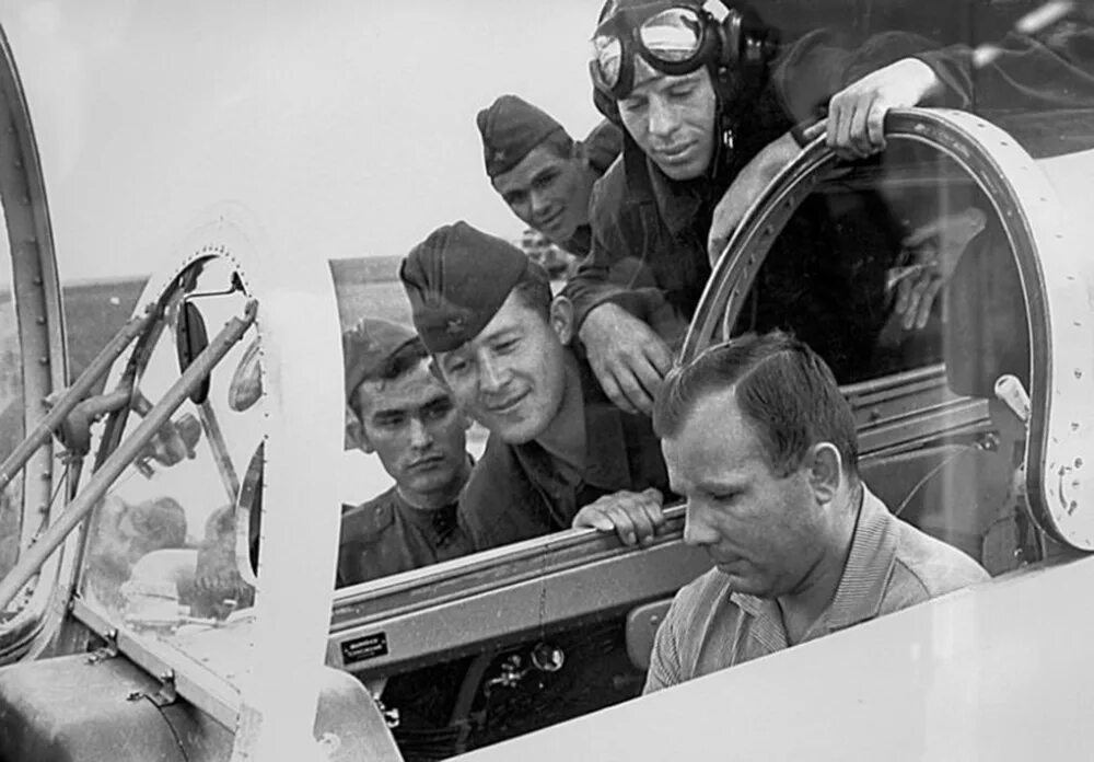 Полет первого в мире космонавта юрия. Гагарин в самолете миг 15. Гагарин летчик.